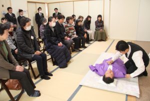 納棺実演を真剣に見る参加者