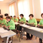 大正琴を演奏する会員ら