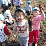 大きなニンジンを収穫し笑顔の園児