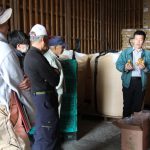 新藤部長(右)から種子の説明を受ける生産者