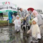 合羽を着て田植えを楽しみました