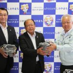 見形町長(右)にくくり罠を贈呈する長嶋専務、黒﨑常務