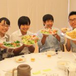 「白楊豚」を飼育する白楊高校の生徒たち