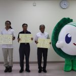 立毛共進会で受賞した皆さんと、しおのん