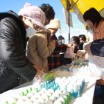 たまごのつめ放題に挑戦する来場者