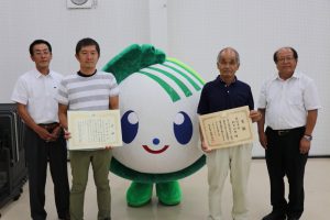 最優秀に輝いた村上さん(右から2人目)