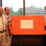 総合優勝した吉成さん(中央)