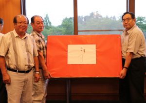 総合優勝した吉成さん(中央)