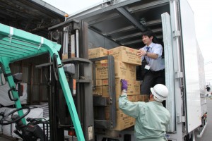 熊本県へ発送する物資の積み込み作業を行うＪＡ職員ら