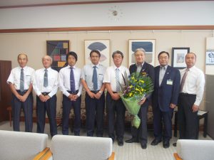 福田知事に花束を贈る手塚部会長（右から4人目）ら