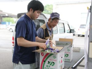 出荷するエダマメを確認するＪＡ職員と野口部会長（右）