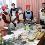 調理方法を学ぶ参加者