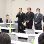あいさつする船山委員長(一番左)