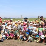 p6-7 ほっとニュース 7月号 福田農園 玉ねぎ収穫体験